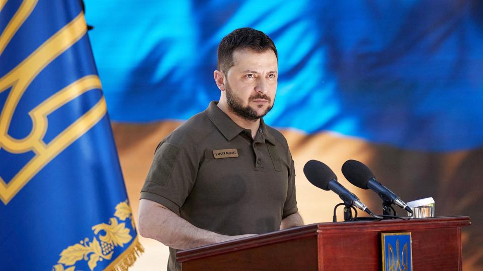 Volodymyr Zelenskyj har været præsident i Ukraine siden maj 2019. Han gik ironisk nok til valg på blandt andet at ville forbedre forholdet til Rusland. Billedet her er fra torsdag, hvor Zelenskyj deltog i en ceremoni i Kyiv i forbindelse med den 99. dag for den russiske invasion af landet. <i>Str/Ritzau Scanpix</i>