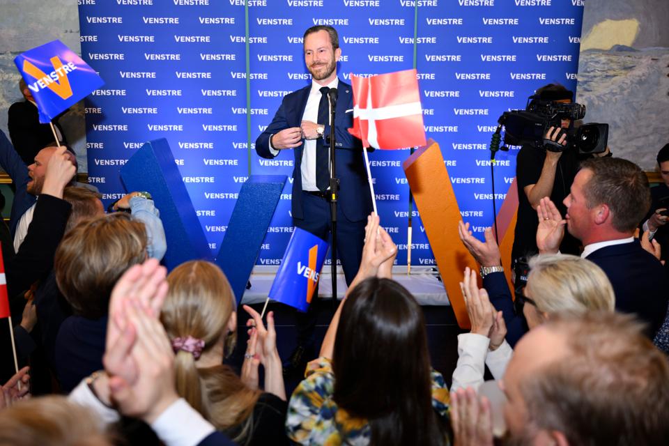 Jakob Ellemann-Jensen holder tale til Venstres valgfest på Christiansborg i København. <i>Foto: Philip Davali/Ritzau Scanpix</i>