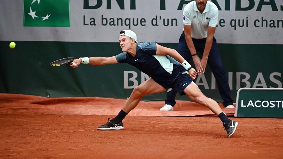 Holger Rune faldt over et reklameskilt og snublede efterfølgende i baneoverdækningen i anden runde af French Open. <i>Foto: Christophe Archambault/Ritzau Scanpix</i>