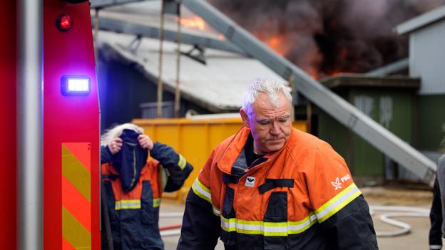 Nordjyllands Beredskab sendte folk fra stationerne på Mors og i Thisted for at få styr på flammerne. <i>Foto: Bo Lehm</i>