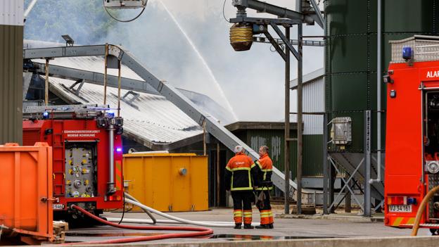 Indsatsen kom hurtigt til at dreje sig om, at redde de øvrige bygninger på matriklen, mens produktionshallen brændte ned. <i>Foto: Bo Lehm</i>