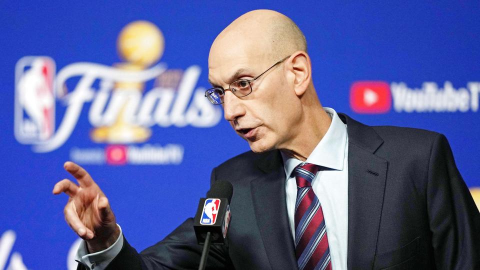 Adam Silver, der er kommissær for NBA, udtaler sig i forbindelse med finalen i NBA, hvor Golden State Warriors møder Boston Celtics. <i>Darren Yamashita/Ritzau Scanpix</i>