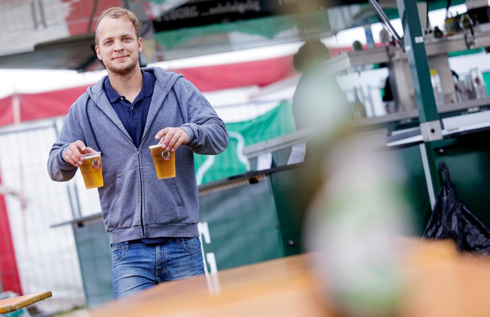 Det koster mere end normalt at købe øl på Hjallerup Marked. <i>Foto: Torben Hansen</i>