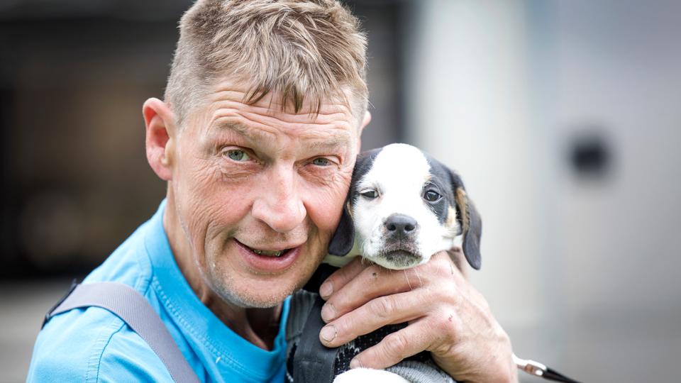 Kaj Rasmussen - her med sin hund Kvik - har været med ved Hjallerup Marked i 40 år.