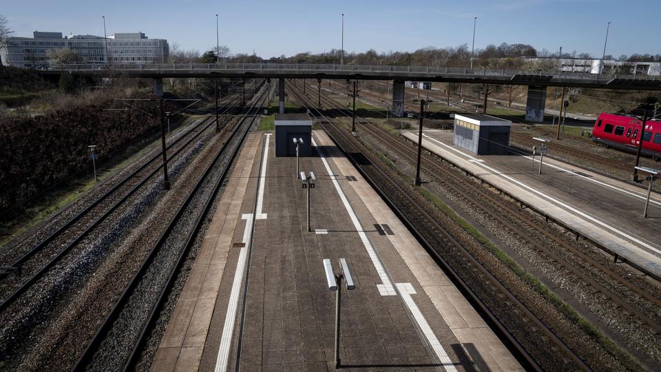 Banedanmark udfører sporarbejde flere steder i Danmark i løbet af pinsen. Derfor opfordrer DSB til at tjekke Rejseplanen inden afrejse. <i>Liselotte Sabroe/Ritzau Scanpix</i>