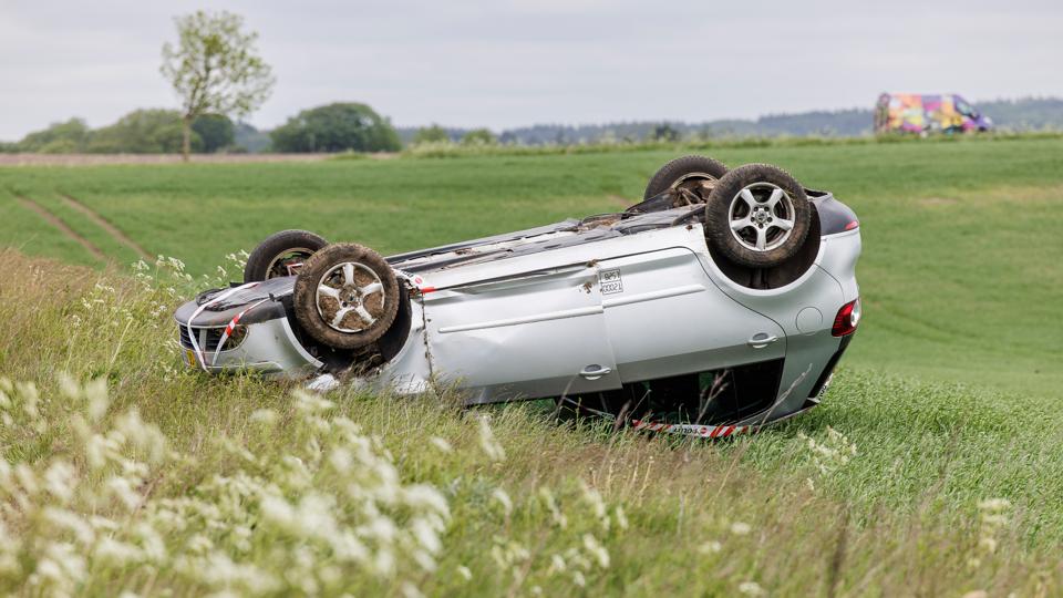 Bilen endte på taget på en mark. <i>Foto: Torben Hansen</i>