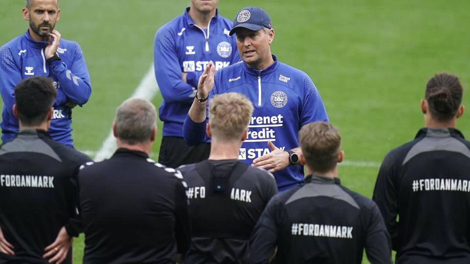 Kasper Hjulmand indledte torsdagens træning på Stade de France med en kort peptalk. <i>Liselotte Sabroe/Ritzau Scanpix</i>