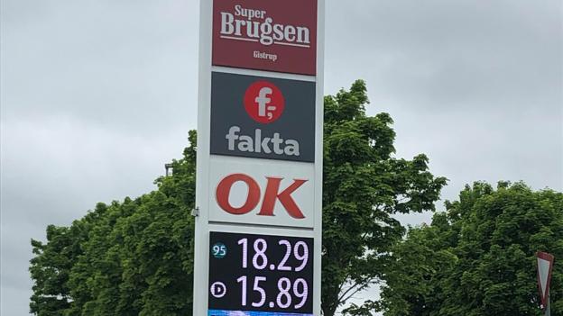 Også hos SuperBrugsen Gistrup er de nye LED-benzinreklamesøjler hos OK klar til at håndtere 20 kroner eller mere pr liter benzin. <i>Privatfoto</i>