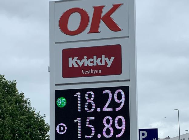 De nye LED-benzinreklamesøjler hos OK kan godt håndtere 20 kroner eller mere pr liter benzin. Her hos Kvickly Vestbyen. Men nogle af de ældre reklamesøjler kan ikke. <i>Privatfoto</i>
