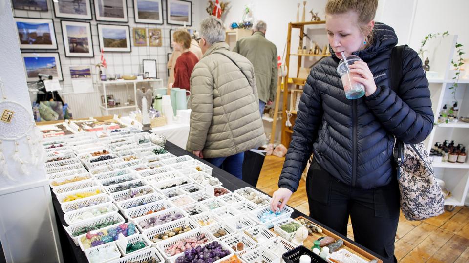 De mange krystaller er her arrangeret efter type, og hver enkelt kurv er vedhæftet en lille beskrivelse af krystallens gavnlige egenskaber. <i>Foto: Bo Lehm</i>