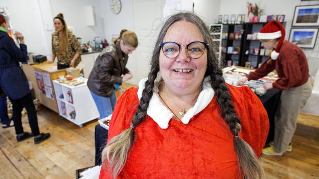Pia Møller Samsø står, sammen med sin mand Bjarne Nielsen, bag Angeli, der fredag kunne slå dørene op i større lokaler - lige i rette tid til Bynight i Thisted By med juletema. <i>Foto: Bo Lehm</i>