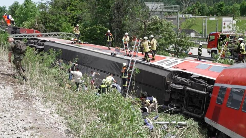 Mindst tre er dræbt og mange kvæstet ved en togulykke nær München i det sydlige Tyskland, oplyser politiet. <i>-/Ritzau Scanpix</i>
