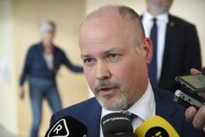 Parti freder minister og dæmper politisk drama i Sverige