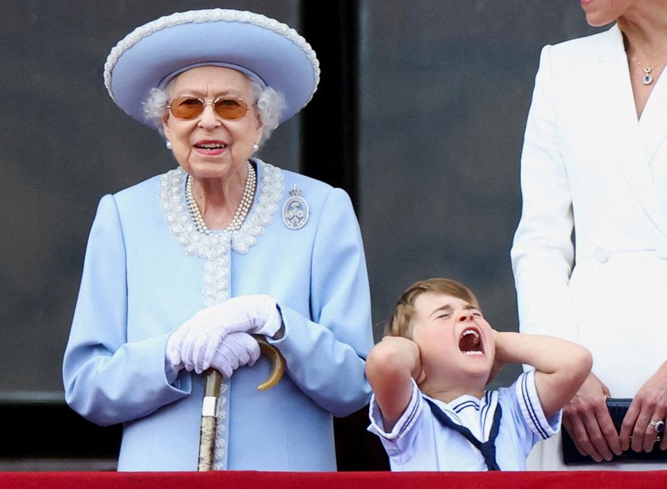 Journalist Johannes Jacobsen har det lidt som den unge prins Louis, der holder sig for ørerne under overflyvningen i forbindelse jubilæumsparaden foran Buckingham Palace. <i>Foto: Hannah Mckay/Reuters/Ritzau Scanpix</i>