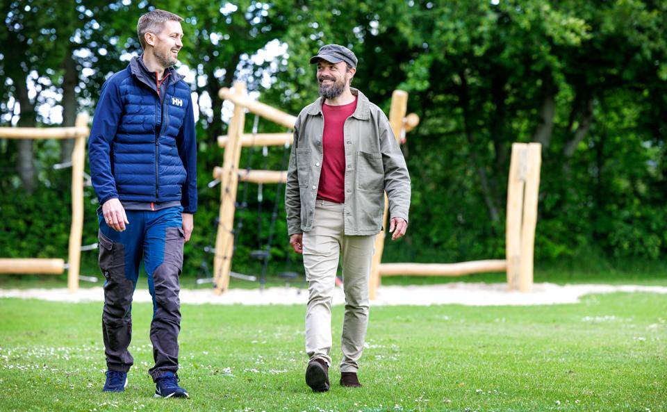 En række ildsjæle - blandt andre Flemming Thagaard og Henrik Leding Skøtt - har en ambition om at Biersted bliver den mest børne- og ungevenlige by og det skal den nye forhindringsbane medvirke til. <i>Foto: Torben Hansen</i>