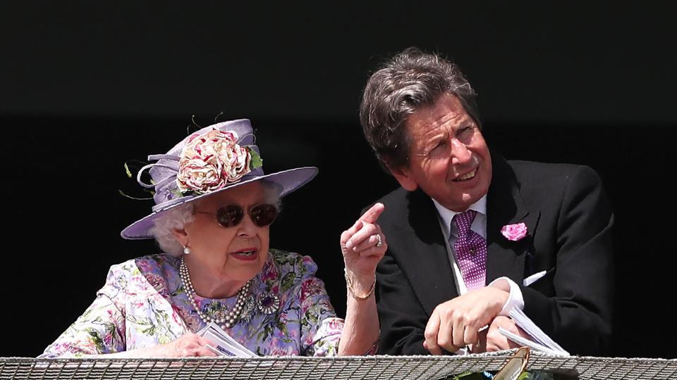 Storbritanniens dronning Elizabeth er glad for heste og har fulgt det traditionsrige hestevæddeløb Epsom Derby hele sit liv. Her ses hun i 2018 i samtale med sin hesteavls- og væddeløbsrådgiver John Warren ved væddeløbet. <i>Daniel Leal/Ritzau Scanpix</i>