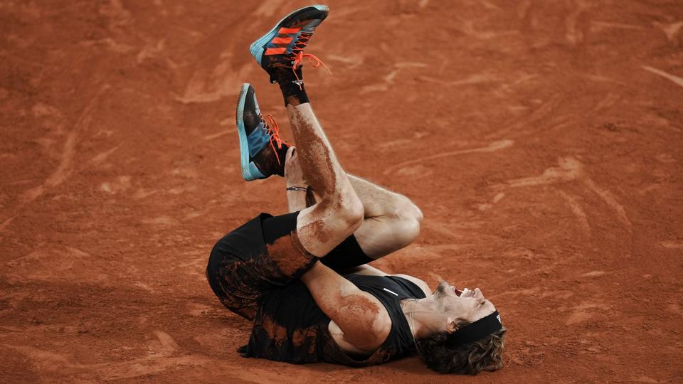 Alexander Zverev skriger af smerte efter sit grimme uheld. <i>Thibault Camus/Ritzau Scanpix</i>