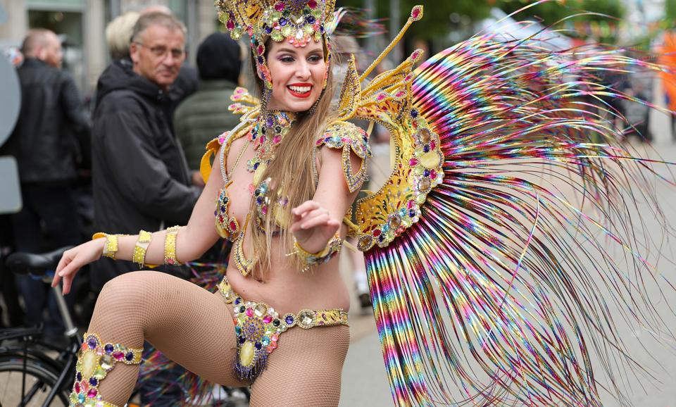 Tre sambadansere fra Poco Loco gav den gas med samba-hofter på høje hæle gennem byen. <i>Foto: Claus Søndberg</i>