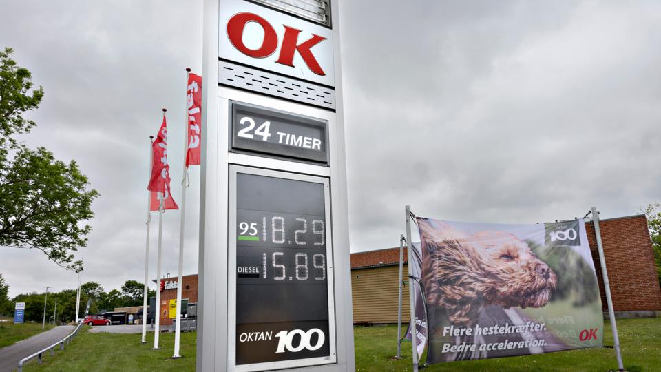 Benzinstanderen ved OK-tanken foran Fakta på Saltumvej i Aalborg Øst kan ikke klare 20 kroner pr liter benzin. <i>Foto: Claus Søndberg</i>