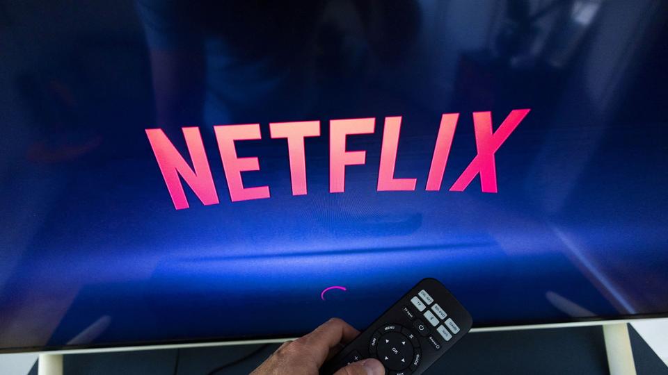 Netflix er utilfreds med en ny dansk rettighedsaftale. Derfor har streamingtjenesten ifølge Politiken meddelt sine samarbejdspartnere i Danmark, at der ikke bliver sat gang i nye serier eller film foreløbig. (Arkivfoto). <i>Denis Balibouse/Reuters</i>