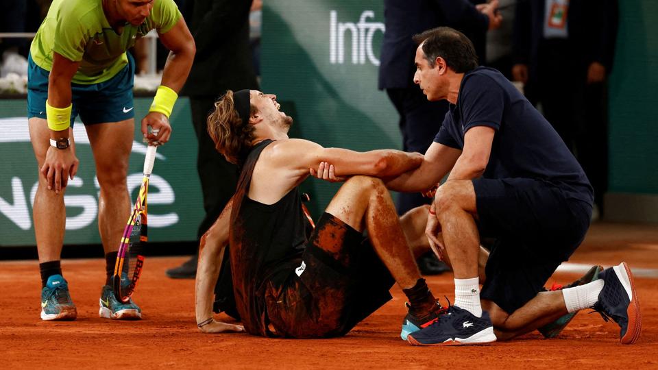 Rafael Nadal ser til, da Alexander Zverev vrider sig i smerte. <i>Yves Herman/Reuters</i>