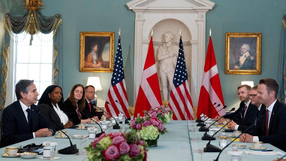 Fredag har Danmarks socialdemokratiske udenrigsminister, Jeppe Kofod (th.), mødtes med sin amerikanske udenrigsministerkollega, Antony Blinken (tv.). De har blandt andet talt om, hvordan de fortsat kan støtte Ukraine i krigen mod Rusland. <i>Pool/Reuters</i>