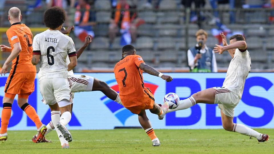 Steven Bergwijn skruede bolden flot ind til 1-0 kort før pausen. <i>John Thys/Ritzau Scanpix</i>