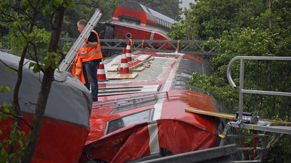 Mindst fire personer har mistet livet, efter at et tog af uvisse årsager kørte af sporet fredag tæt på München. <i>Uwe Lein/Ritzau Scanpix</i>