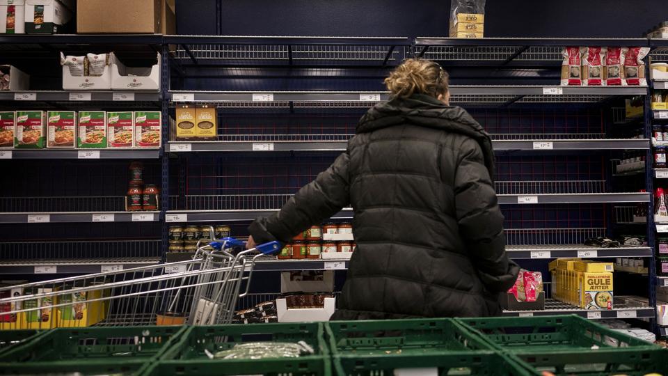 De danske supermarkeder kasserer omkring 80.000 ton mad hvert år, men i en tid med stigende fødevarepriser skal mere mad ud til trængende borgere. Derfor nedsættes en arbejdsgruppe, som skal se på, hvordan donation af mad kan lettes, siger fødevareminister Rasmus Prehn (S). (Arkivfoto). <i>Liselotte Sabroe/Ritzau Scanpix</i>