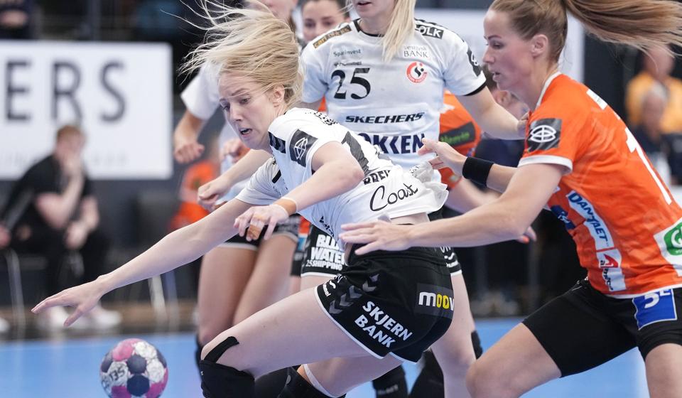 Team Esbjerg i hvide trøjer får det meste af en hal imod sig, når holdet skal spille semifinale i Champions League i Budapest. (Arkivfoto) <i>Claus Fisker/Ritzau Scanpix</i>