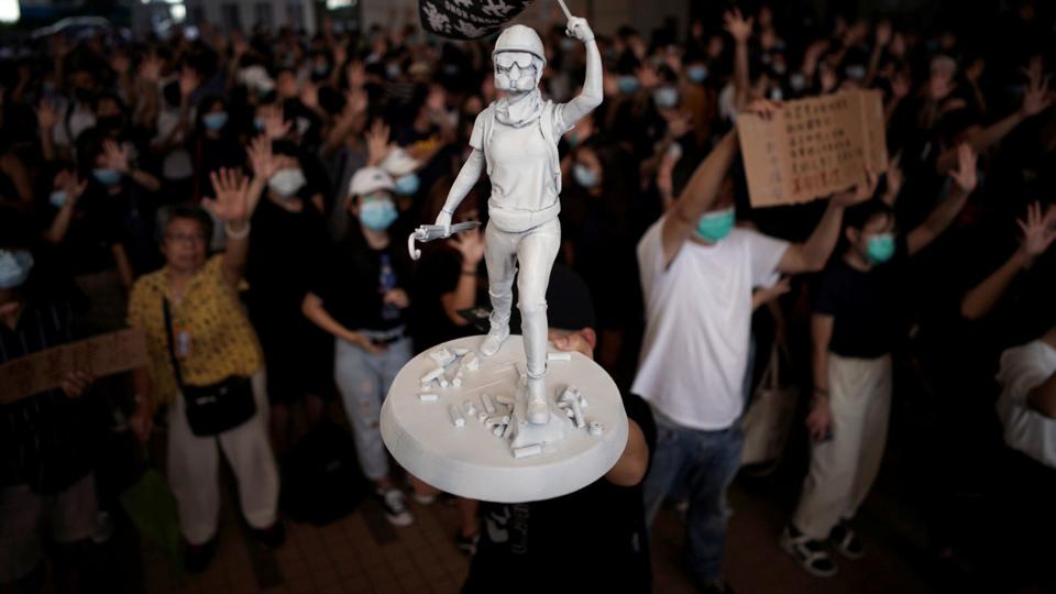 Studerende på universiteter i Hongkong aktionerede i denne uge ved at lægge små figurer af demonstranter og "demokratigudinde" forskellige steder på deres læreanstalt på til 33-års-dagen for de nedkæmpede demonstrationer på Den Himmelske Freds Plads. <i>Athit Perawongmetha/Reuters</i>