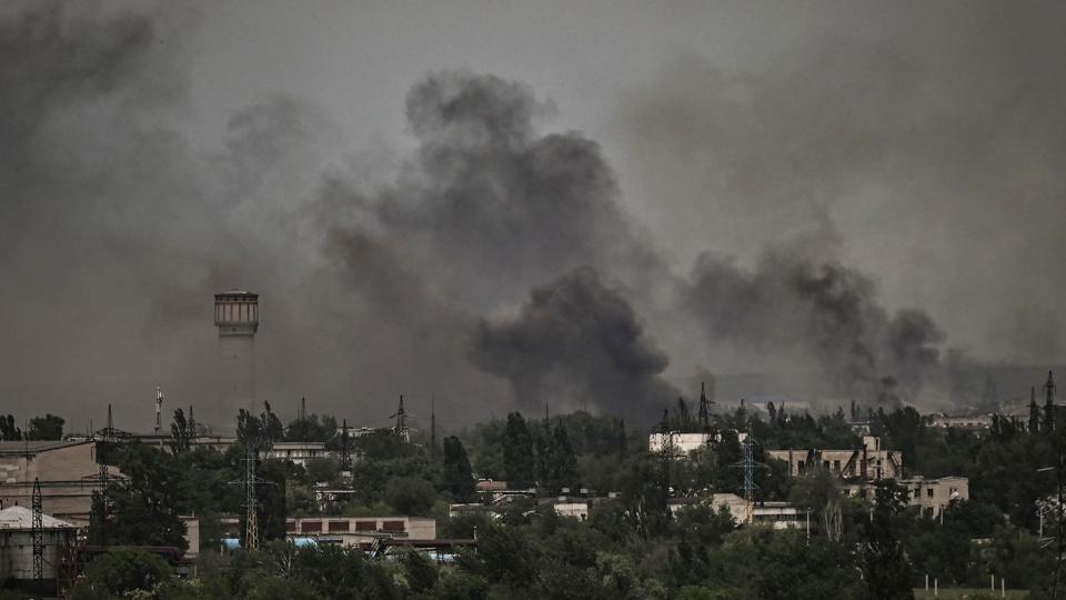 Røgsøjler og støv på himmelen over den ukrainske by Sjevjerdonetsk. Her har ukrainske styrker ifølge guvernør i Luhansk Serhij Hajdaj generobret omkring 20 procent af det territorie, som russerne havde erobret tidligere på ugen. <i>Aris Messinis/Ritzau Scanpix</i>
