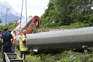 Større kran på vej til redningsindsats ved afsporet tog i Bayern