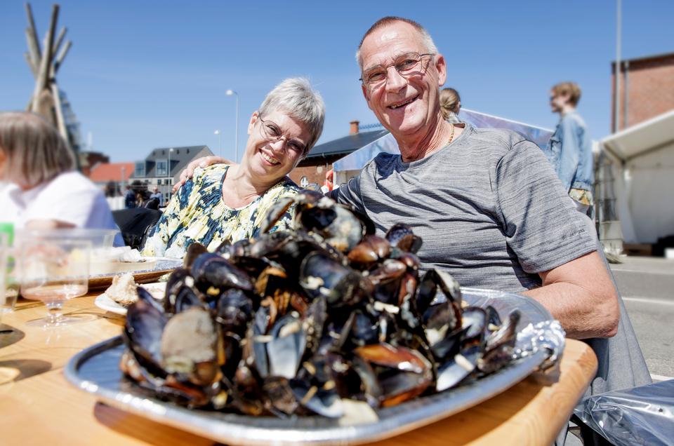 Marianne og Poul Pedersen var blandt de mange, som lørdag nød skaldyrsplatter på havnen i Nykøbing. <i>Foto: Torben Hansen</i>