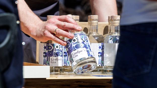 Skaldyrsfestivalen bød på præsentation af en ny type gin, produceret på Mors.