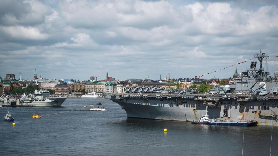 Politisk krise i Sverige trods enighed om Nato. Det vakte lørdag stor opsigt, at den konservative leder, Ulf Kristersson fra Moderaterna, ikke var med, da statsminister Magdalena Andersson og Centerpartiets leder, Annie Lööf, sammen gennemførte et symbolsk besøg på det amerikanske hangarskib USS Kearsarge i Stockholms havn. <i>Jonathan Nackstrand/Ritzau Scanpix</i>