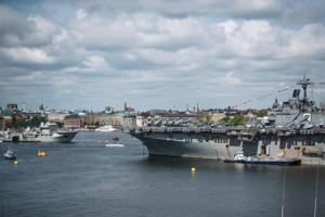 Splittelse i svensk politik udstillet ved besøg på hangarskib
