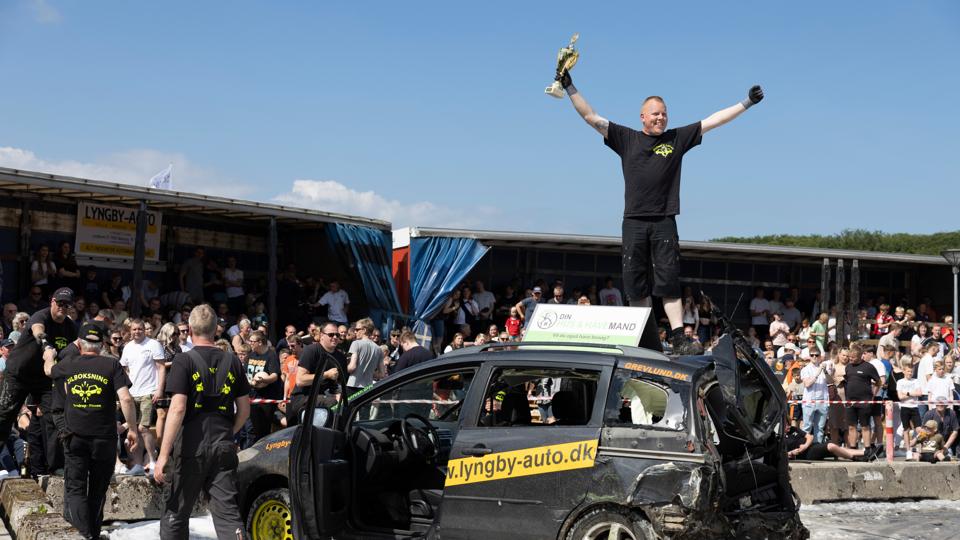1350 betalende gæster kunne lørdag eftermiddag se Michael Larsen i en bil fra Lyngby Auto være den samlede vinder af Terndrup Bilboksning 2022. Ikke siden 2019 har der været afholdt bilboksning i Terndrup. <i>Foto: Claus Søndberg</i>