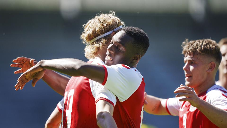 Maurits Kjærgaard scorede til 2-0 for det danske U21-landshold og fik en krammer af Mohamed Daramy (i midten) i lørdagens EM-kvalifikationskamp hjemme mod Kasakhstan. Danmark endte med at vinde 3-0. <i>Bo Amstrup/Ritzau Scanpix</i>