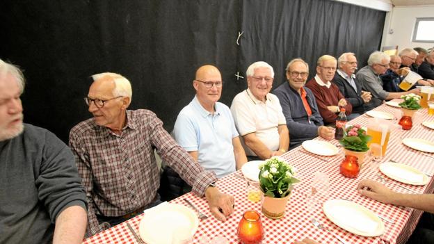 Hvert år mødes en række af tidligere medlemmer af markedsudvalget til frokost ved markedets start. <i>Foto: Jørgen Ingvardsen</i>