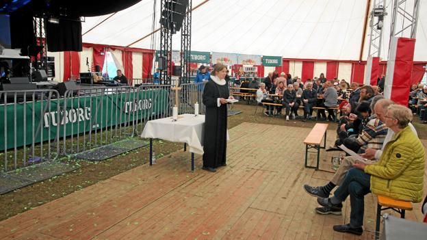 Sognepræst Marie Kirketerp stod for den traditionsrige gudstjeneste på markedet. <i>Foto: Jørgen Ingvardsen</i>
