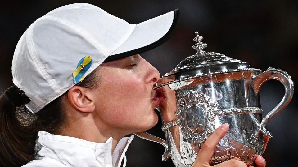 Iga Swiatek kyssede French Open-trofæet og holdt en takketale med støtte til Ukraine, som hun også har markeret med farverne fra det ukrainske flag på sin kasket under turneringen. <i>Anne-Christine Poujoulat/Ritzau Scanpix</i>