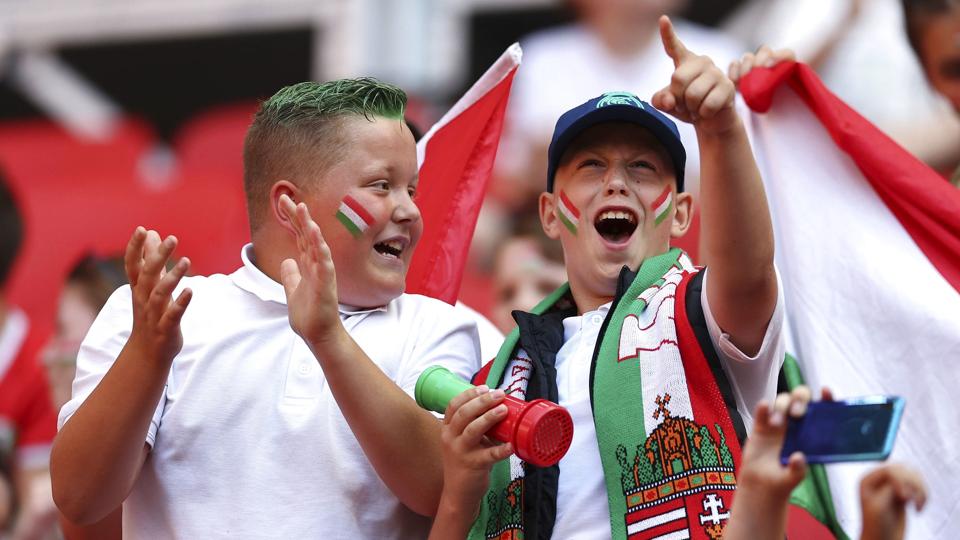 Ungarske skolebørn havde en fest i hjemmekampen mod England. <i>David Klein/Ritzau Scanpix</i>