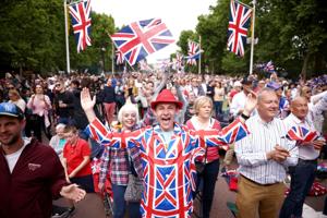 Millioner følger koncert for dronningen ved Buckingham Palace