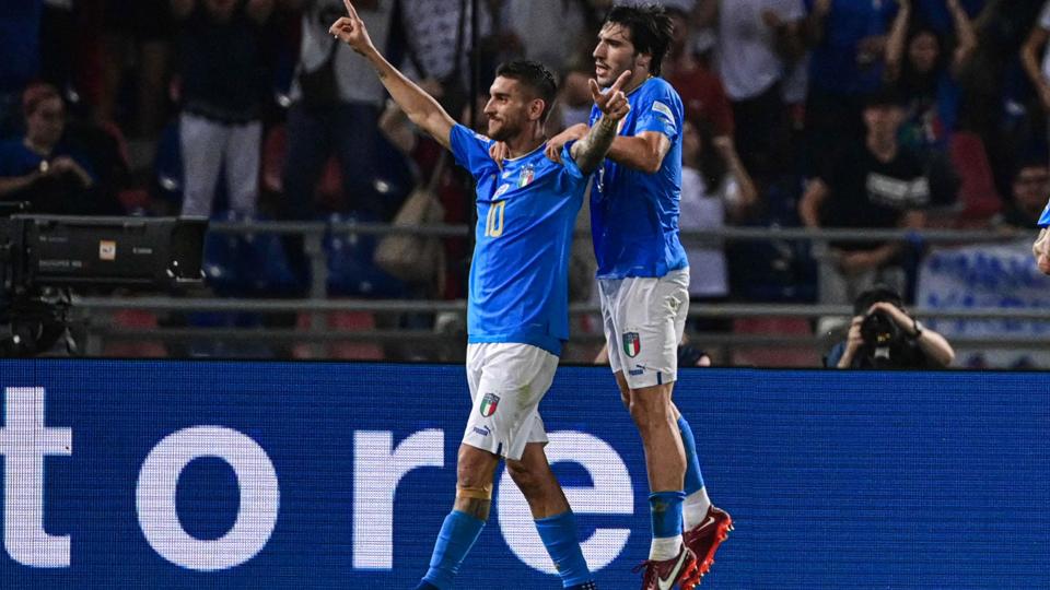 Lorenzo Pellegrini (tv.) scorede Italiens mål, som dog blev udlignet kort efter. <i>Miguel Medina/Ritzau Scanpix</i>