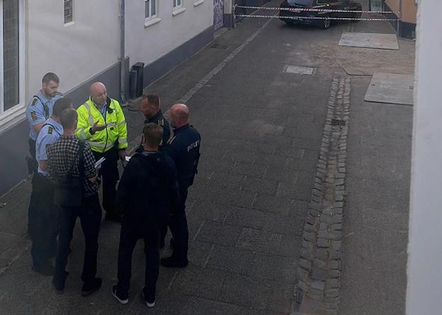 Politiets indsatsleder (i gult) briefer sine folk under aktionen lørdag aften i Thisted, <i>Privatfoto</i>