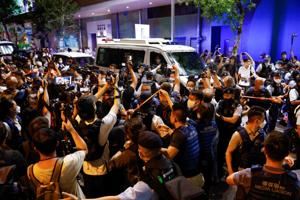 Flere anholdt i Hongkong for at demonstrere på årsdag