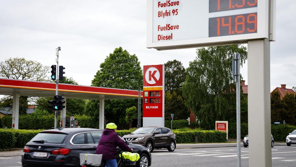17,39 kroner for en liter blyfri benzin lød prisen på hos Shell Express og Circle K i Randers i mandags. Pinsesøndag er prisen mange steder en krone højere. Men nu rører de olieeksporterende lande på sig, mens krigen i Ukraine fortsat raser. Opec og Saudi-Arabien vil øge produktionen af olie. Det vil kunne få få prisen på benzin til at falde. <i>Bo Amstrup / Ritzau Scanpix/Ritzau Scanpix</i>
