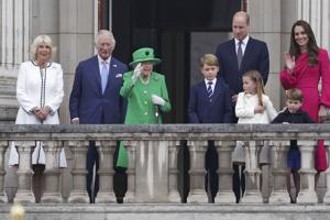 Dronning Elizabeth vinker fra balkon efter dage med aflysninger