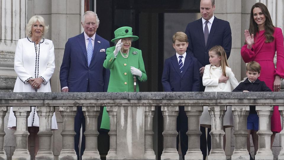 Fra Buckingham Palace' balkon vinker dronning Elizabeth søndag til de mange tusinde mennesker, der har samlet sig foran paladset. Hun er omgivet af kronprins Charles og hendes nærmeste familie. <i>Jonathan Brady/Ritzau Scanpix</i>